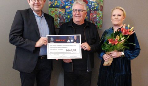 Musiikin monitoimimies Arto Nuotio lahjoitti juhlakonserttinsa tuoton 8640 euroa Läntiselle Syöpäkeskukselle kehitys- ja tutkimustyöhön