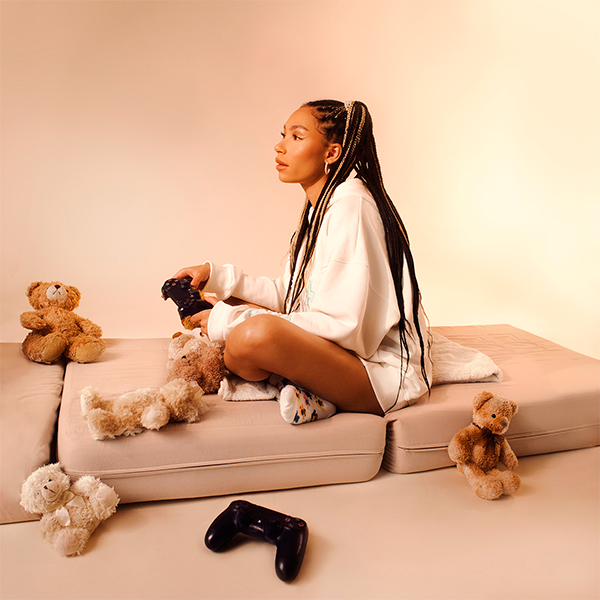  Nousussa oleva R&B-artisti Davia Akenami julkaisi uuden PlayStation-singlen