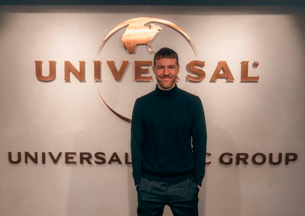 OLAVI UUSIVIRTA uusi sopimuksensa Universalin kanssa - Uuteen levytyssopimukseen lisättiin historiallinen pykälä