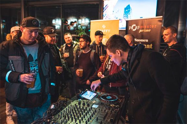 Popmaster rekrytoi lisää DJ:tä ja karaokejuontajia palvelukseensa - Juhlia ja tapahtumia järjestetään nyt ennätyksellisen paljon
